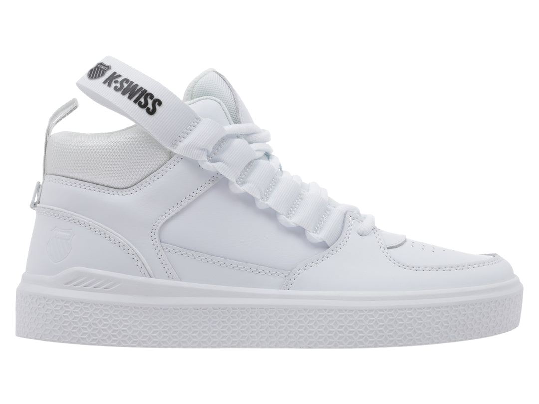 Tenis K-Swiss blancos de corte medio con correa ajustable en el tobillo y suela blanca.