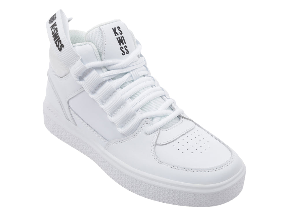 Tenis K-Swiss blancos de corte medio con correa ajustable en el tobillo y suela blanca.