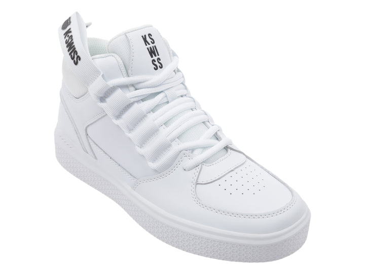 Tenis K-Swiss blancos de corte medio con correa ajustable en el tobillo y suela blanca.