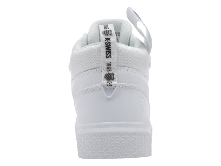 Tenis K-Swiss blancos de corte medio con correa ajustable en el tobillo y suela blanca.