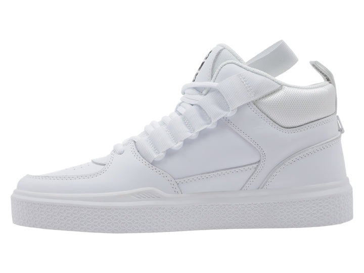 Tenis K-Swiss blancos de corte medio con correa ajustable en el tobillo y suela blanca.