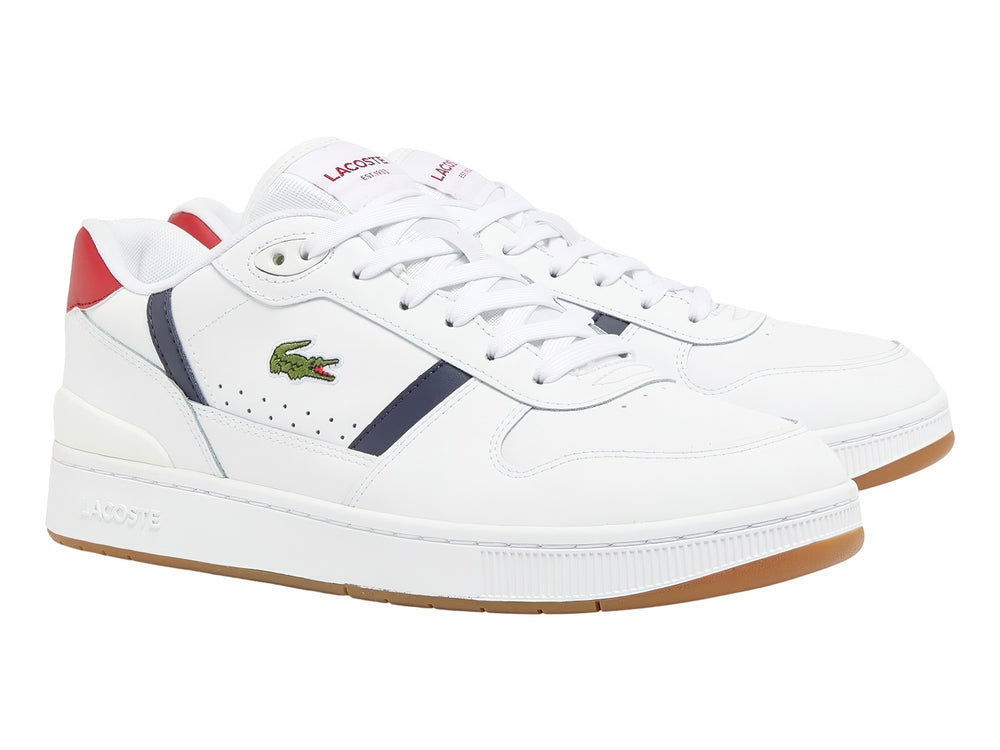 Tenis Lacoste blancos con detalles en azul marino y rojo y suela color miel.