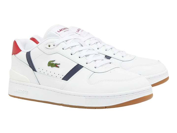 Tenis Lacoste blancos con detalles en azul marino y rojo y suela color miel.