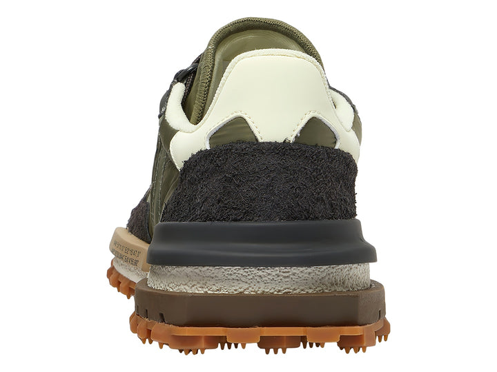 Tenis deportivos Lacoste en color verde oliva y marrón con suela rugosa para terreno activo.