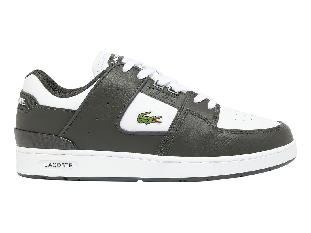 Tenis Lacoste color verde oscuro y blanco con suela blanca y logotipo del cocodrilo en el lateral.