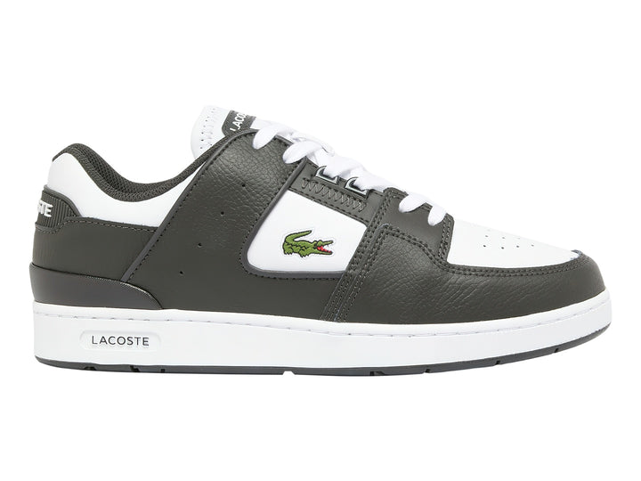 Tenis Lacoste color verde oscuro y blanco con suela blanca y logotipo del cocodrilo en el lateral.