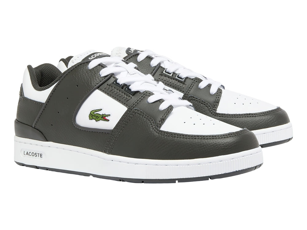 Tenis Lacoste color verde oscuro y blanco con suela blanca y logotipo del cocodrilo en el lateral.