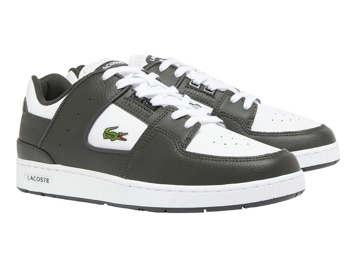Tenis Lacoste color verde oscuro y blanco con suela blanca y logotipo del cocodrilo en el lateral.