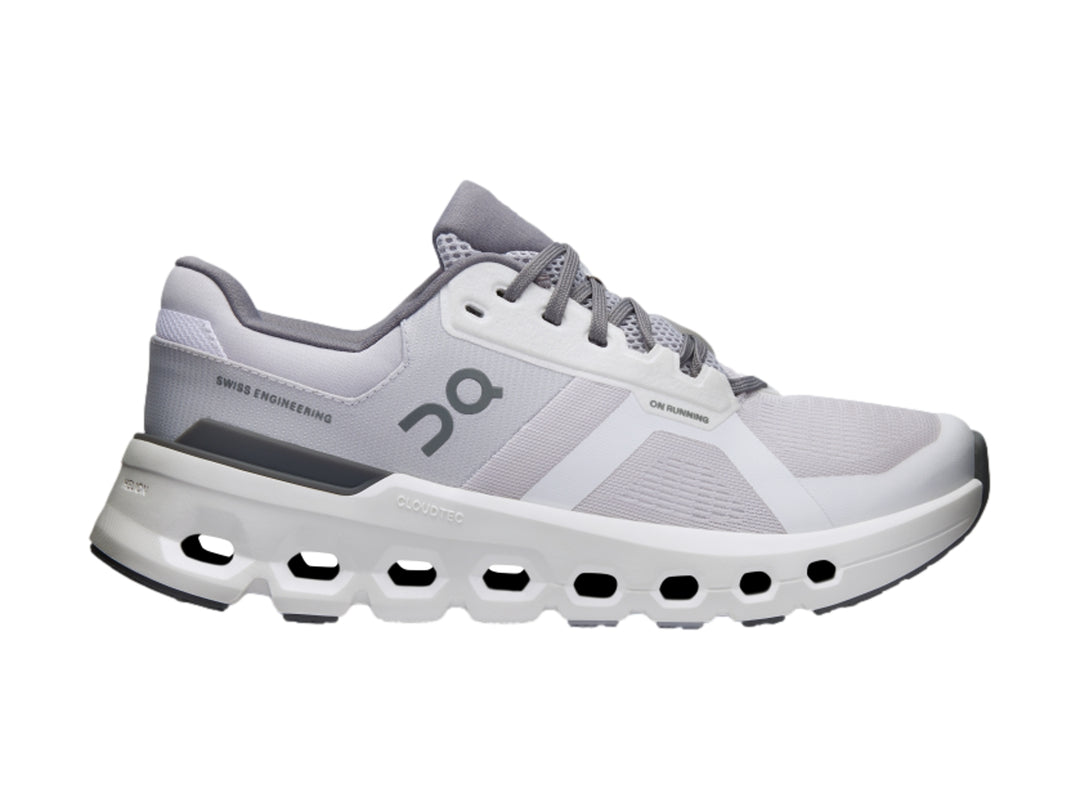 Tenis deportivos On Cloudrunner 2 en colores blanco y gris frost con suela blanca perforada.