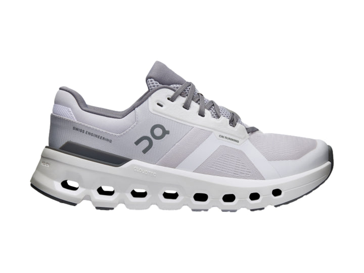 Tenis deportivos On Cloudrunner 2 en colores blanco y gris frost con suela blanca perforada.