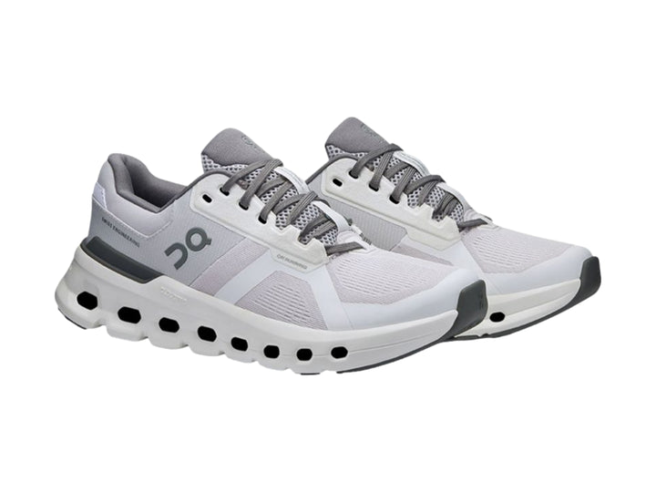 Tenis deportivos On Cloudrunner 2 en colores blanco y gris frost con suela blanca perforada.