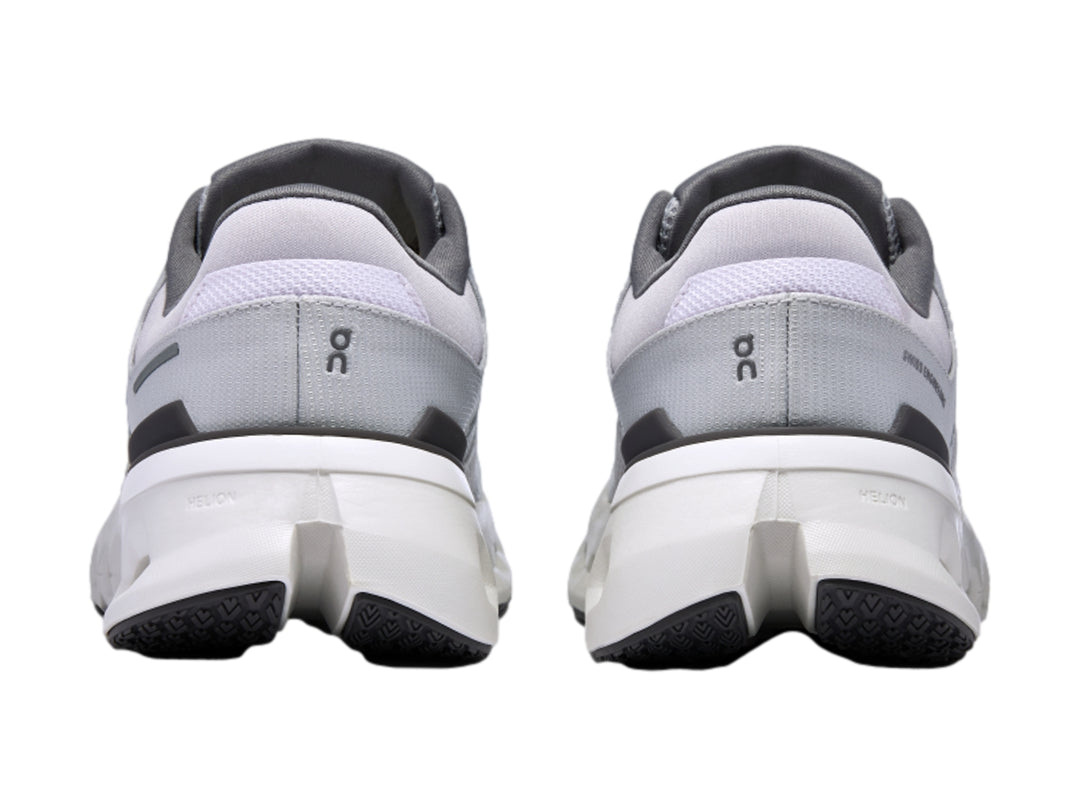 Tenis deportivos On Cloudrunner 2 en colores blanco y gris frost con suela blanca perforada.