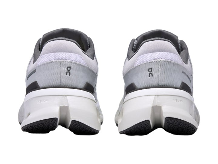 Tenis deportivos On Cloudrunner 2 en colores blanco y gris frost con suela blanca perforada.