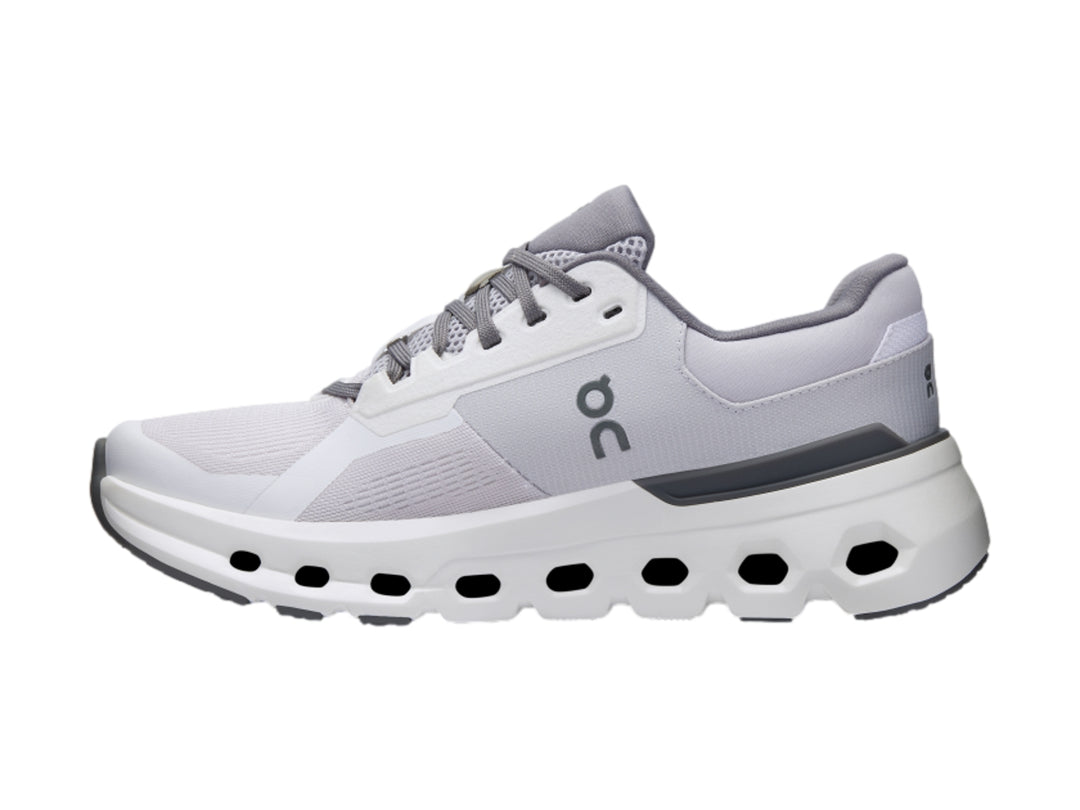 Tenis deportivos On Cloudrunner 2 en colores blanco y gris frost con suela blanca perforada.