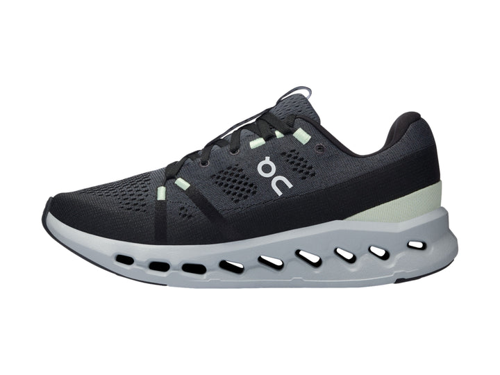 Tenis deportivos On Cloud color gris oscuro con suela gris claro y detalles en verde menta.