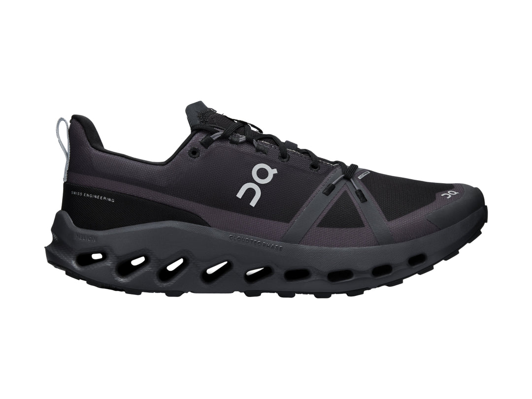 Tenis deportivos On Cloud Cloudsurfer Trail WP en color negro con suela de diseño hueco.