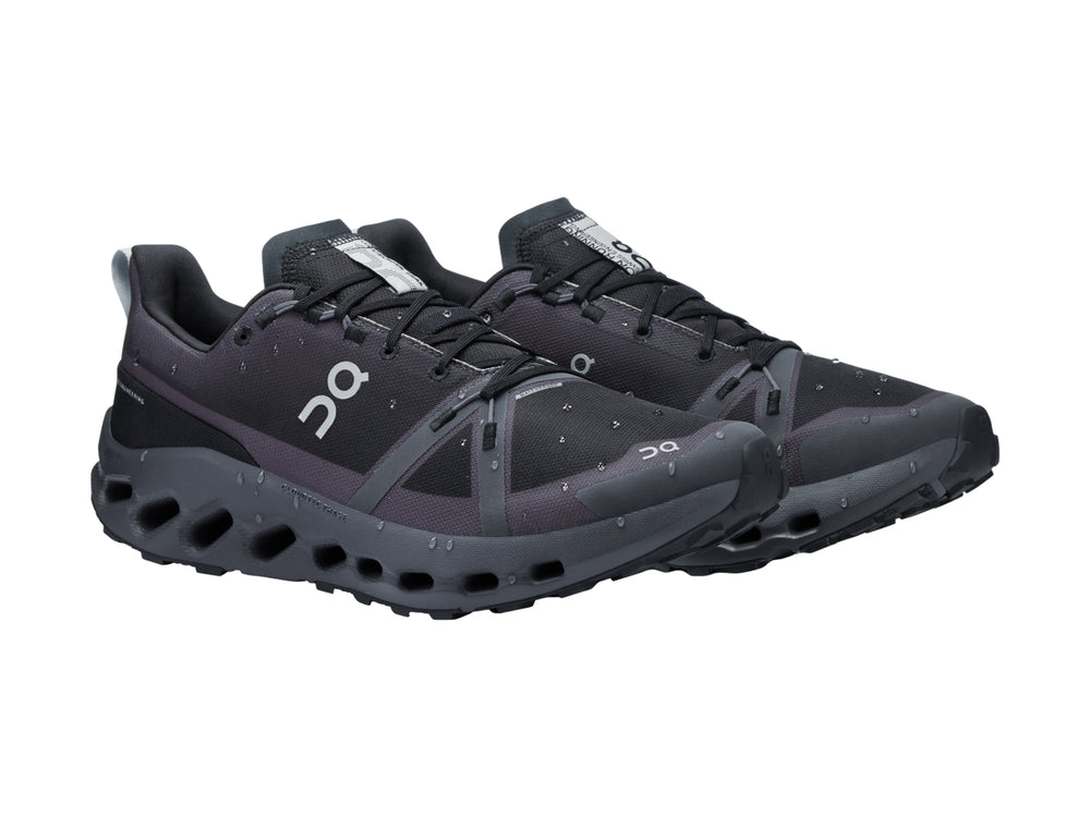 Tenis deportivos On Cloud Cloudsurfer Trail WP en color negro con suela de diseño hueco.