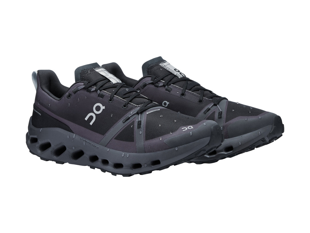 Tenis deportivos On Cloud Cloudsurfer Trail WP en color negro con suela de diseño hueco.