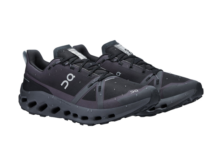 Tenis deportivos On Cloud Cloudsurfer Trail WP en color negro con suela de diseño hueco.
