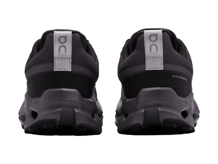 Tenis deportivos On Cloud Cloudsurfer Trail WP en color negro con suela de diseño hueco.