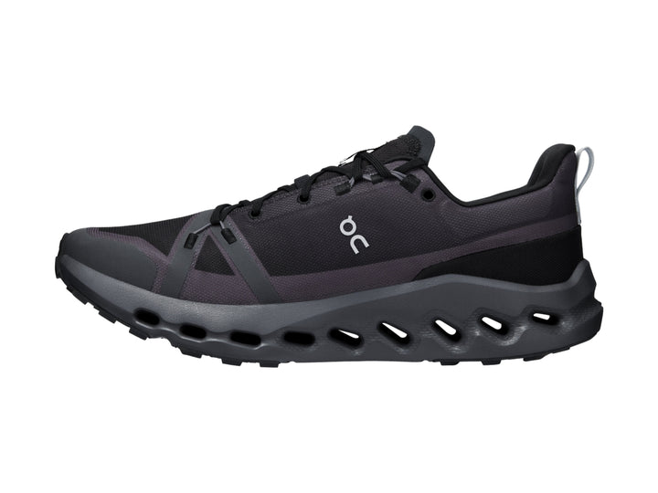 Tenis deportivos On Cloud Cloudsurfer Trail WP en color negro con suela de diseño hueco.