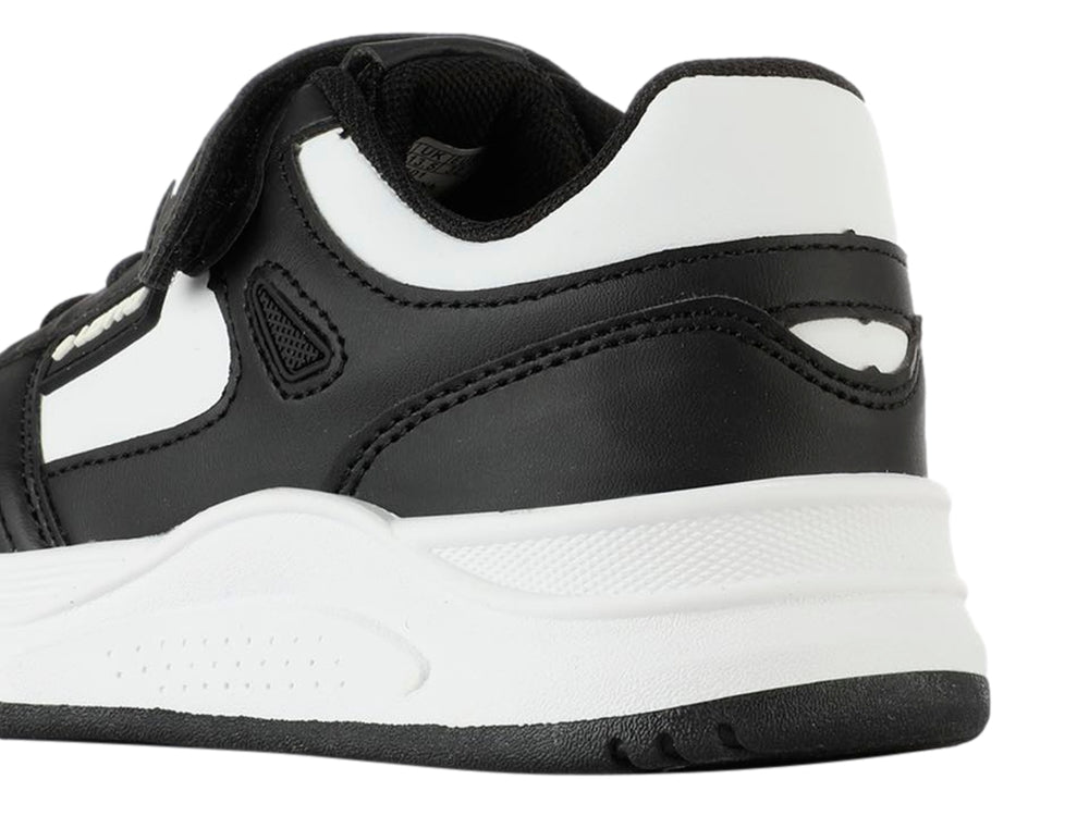 Tenis deportivos LOTTO en colores blanco y negro con cierre de velcro y agujetas.