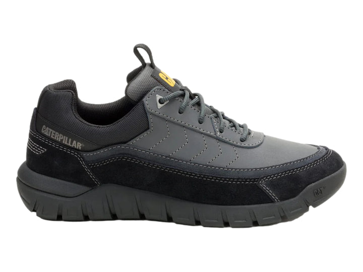 Tenis Caterpillar color gris oscuro con detalles en gamuza y suela gruesa.