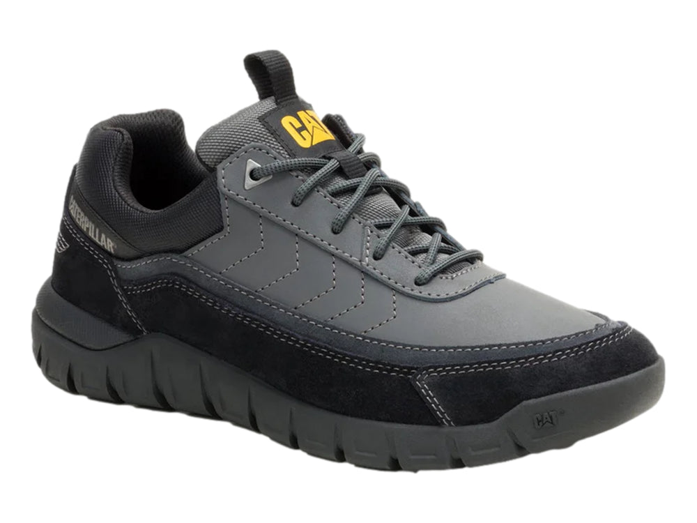 Tenis Caterpillar color gris oscuro con detalles en gamuza y suela gruesa.