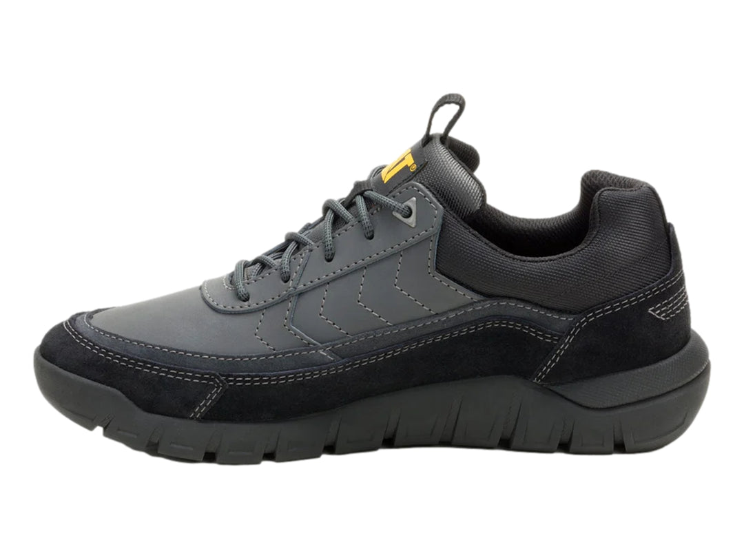 Tenis Caterpillar color gris oscuro con detalles en gamuza y suela gruesa.