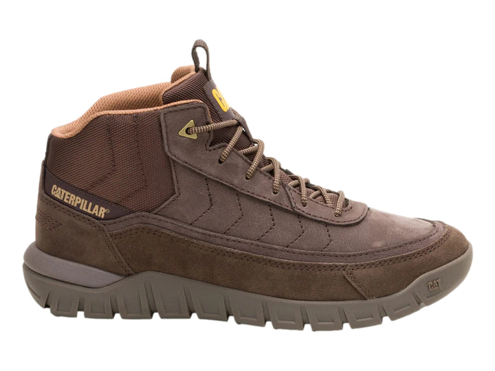 Botín Caterpillar de gamuza color café oscuro con suela robusta y cordones.