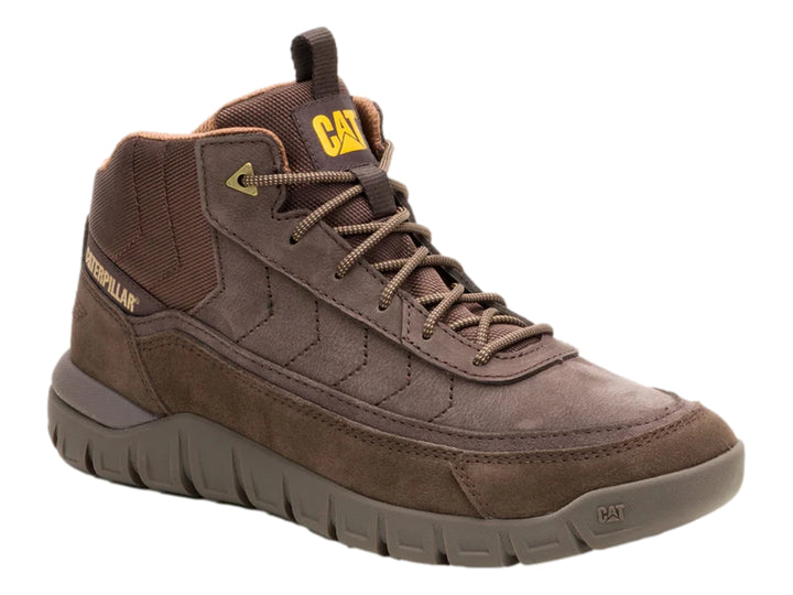 Botín Caterpillar de gamuza color café oscuro con suela robusta y cordones.