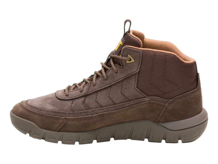Botín Caterpillar de gamuza color café oscuro con suela robusta y cordones.