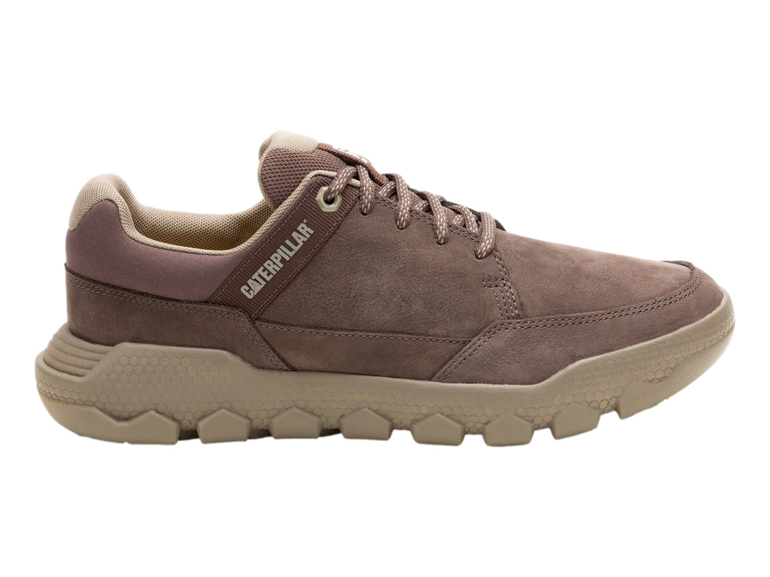 Zapato Caterpillar de gamuza marrón oscuro con suela gruesa color beige.