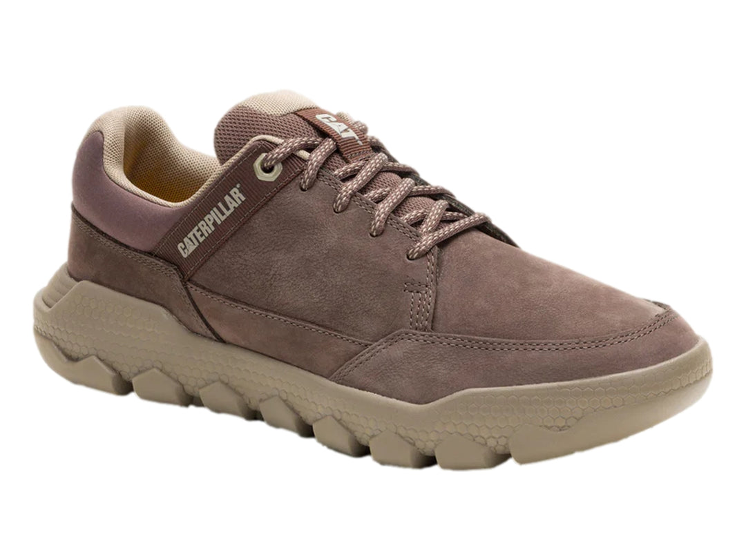 Zapato Caterpillar de gamuza marrón oscuro con suela gruesa color beige.