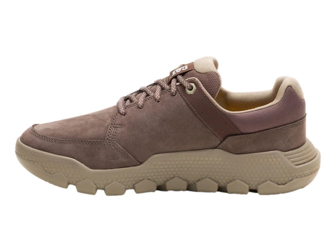 Zapato Caterpillar de gamuza marrón oscuro con suela gruesa color beige.