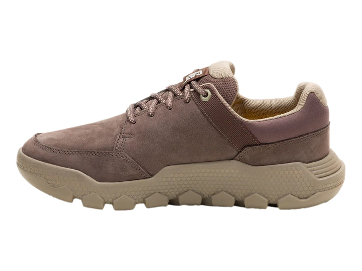 Zapato Caterpillar de gamuza marrón oscuro con suela gruesa color beige.