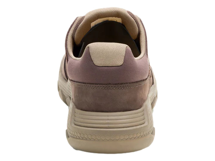 Zapato Caterpillar de gamuza marrón oscuro con suela gruesa color beige.