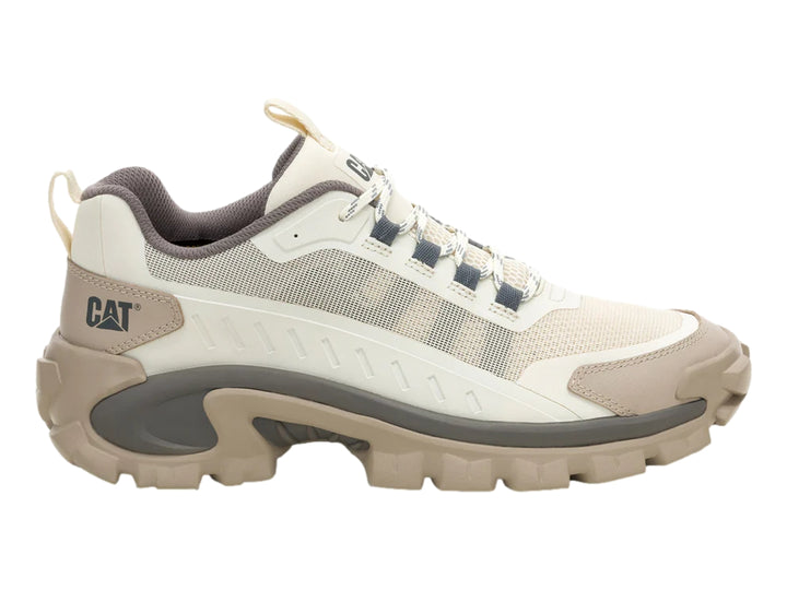 Tenis Caterpillar color taupe con suela gruesa y detalles de malla transpirable.