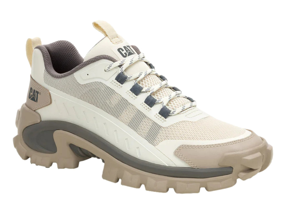 Tenis Caterpillar color taupe con suela gruesa y detalles de malla transpirable.