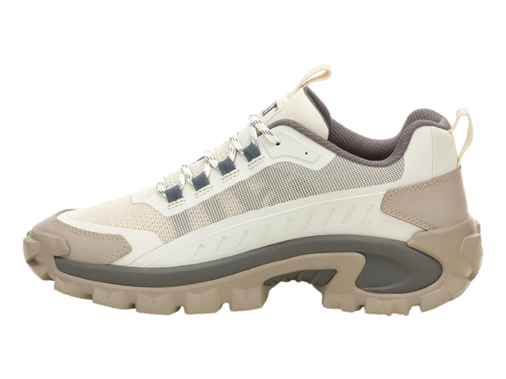 Tenis Caterpillar color taupe con suela gruesa y detalles de malla transpirable.