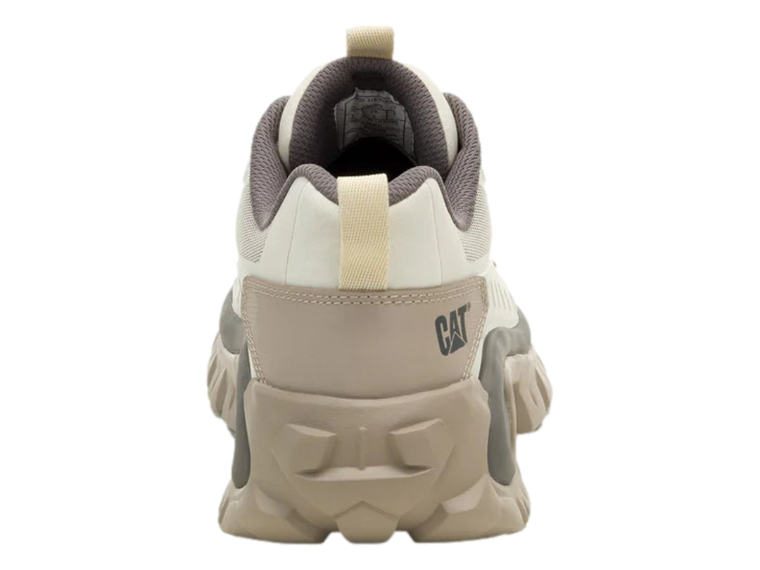 Tenis Caterpillar color taupe con suela gruesa y detalles de malla transpirable.