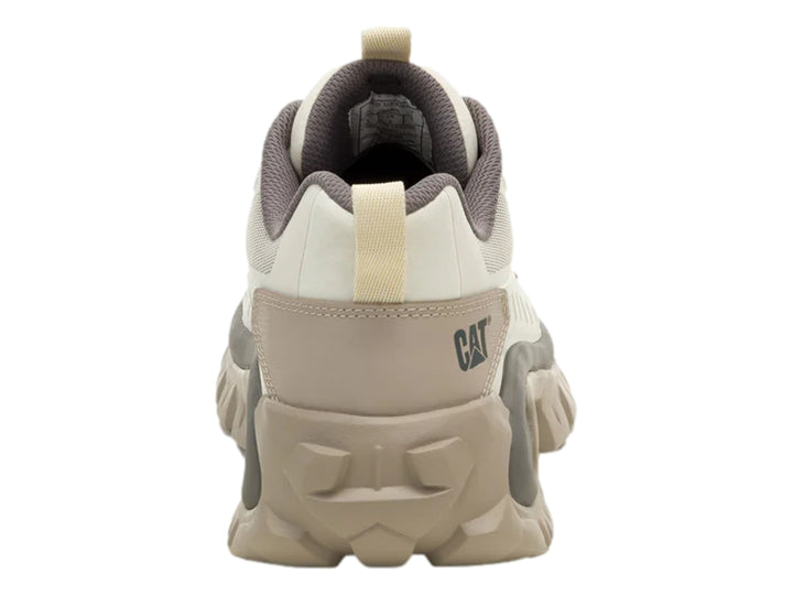 Tenis Caterpillar color taupe con suela gruesa y detalles de malla transpirable.