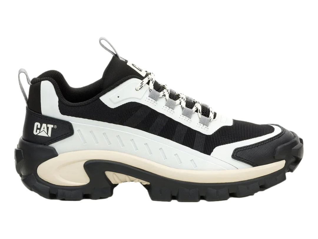 Tenis deportivos Caterpillar en colores negro y blanco con suela robusta color crema.