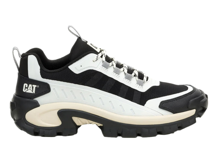 Tenis deportivos Caterpillar en colores negro y blanco con suela robusta color crema.