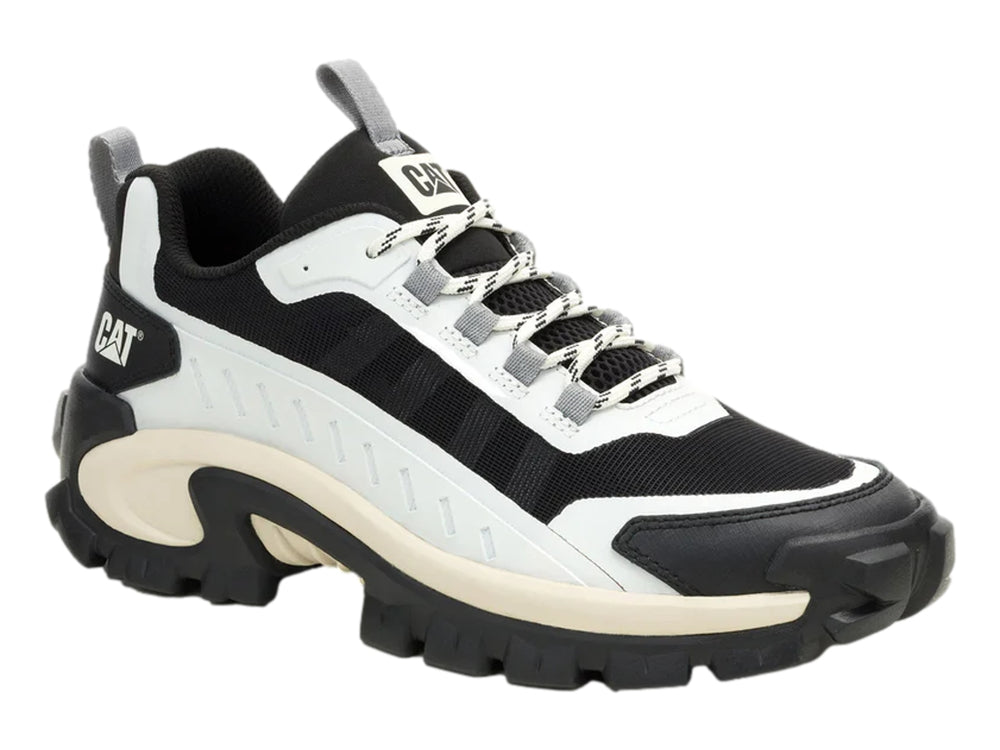 Tenis deportivos Caterpillar en colores negro y blanco con suela robusta color crema.