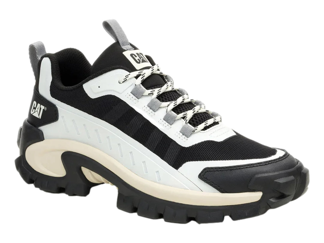 Tenis deportivos Caterpillar en colores negro y blanco con suela robusta color crema.