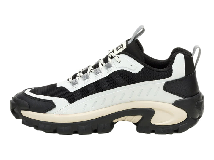 Tenis deportivos Caterpillar en colores negro y blanco con suela robusta color crema.