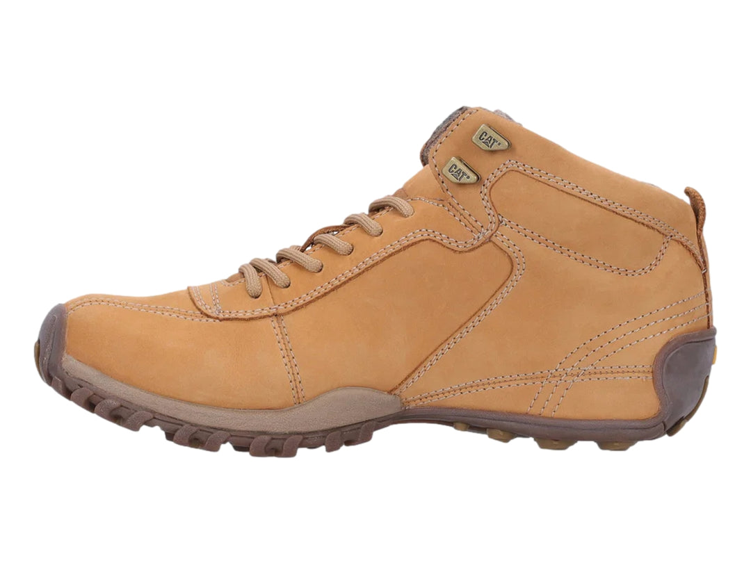 Bota Caterpillar de color miel en cuero nubuck con suela marrón y agujetas coordinadas.