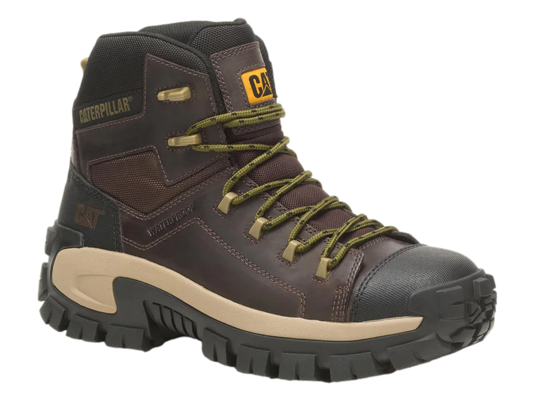 Bota de senderismo Caterpillar color marrón café con suela robusta en beige y negro.