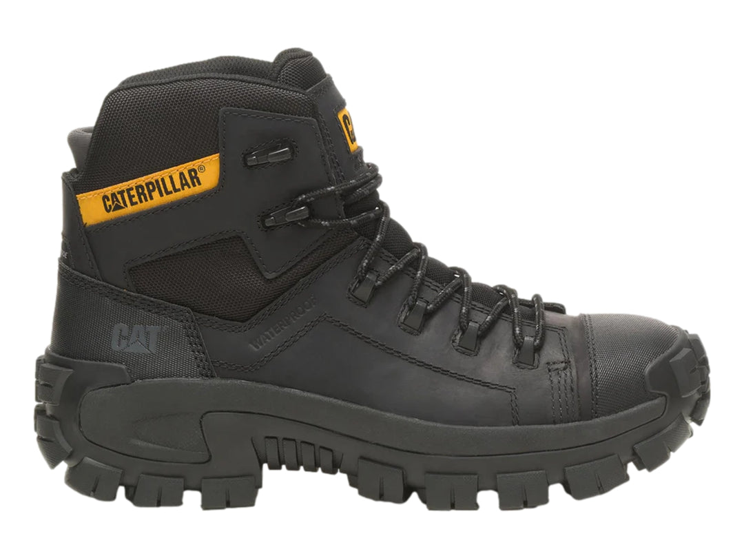 Bota de senderismo Caterpillar color negro con suela robusta y detalles en amarillo.